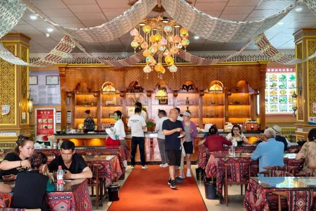 戈壁上的文化风情驿站——记三岔口喀什古城主题特色服务区的蝶变