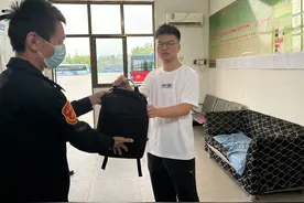 笔记本电脑不慎遗失 公交车长捡拾及时还图片