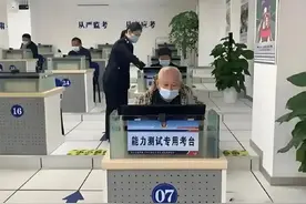 交警提醒：70岁以上老年人更换驾驶证，3大注意，别被注销才知道图片