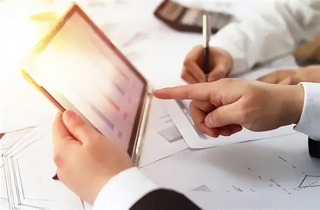 地铁萌娃高举奖状，全网被逗笑的背后，是无数人想逃离的童年