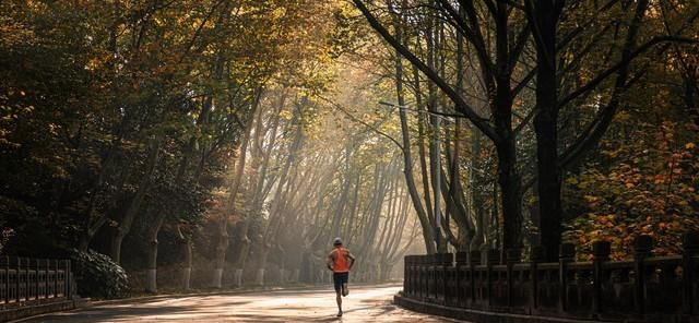 天凉跑步不改3件事，当心心血管报警！中老年跑友务必重视。