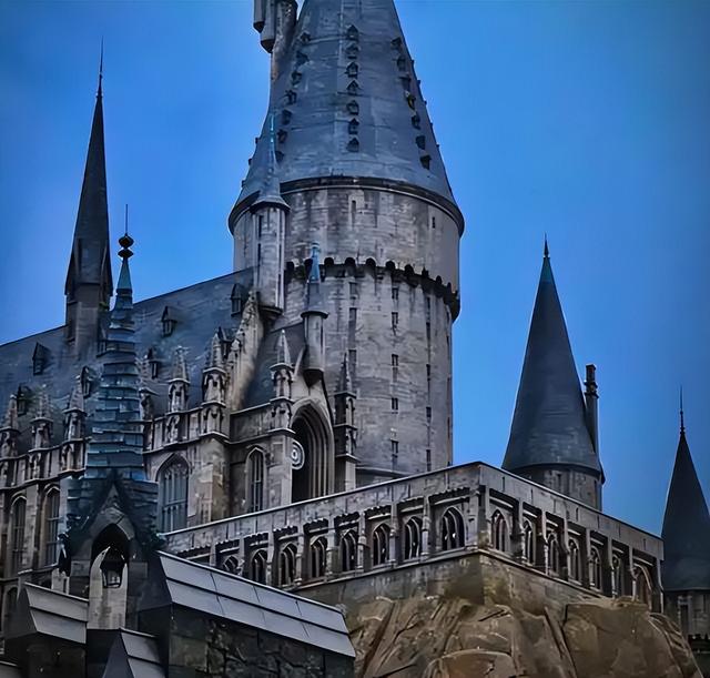 同是世界级主题乐园，为何上海迪士尼赚，北京环球影城亏？