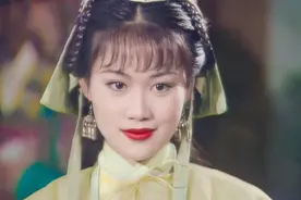 梁小冰鼻塌个矮算大美人吗？看她与袁咏仪的合照，就有答案了图片
