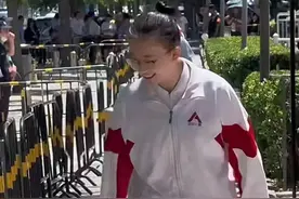 还得是北京！人大附中女孩冲上热搜，仪态太高级，网友：厅里厅气图片