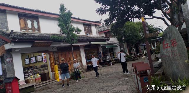 乘公交游丽江的束河古镇