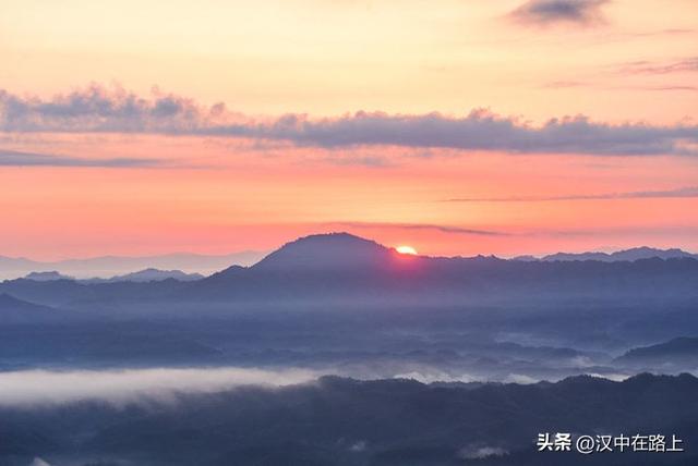 汉中云峰寺日出：金光照破雾千层，半是仙踪半是尘​！