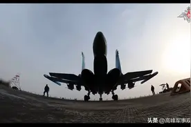 巨弹轰炸过后，乌军在弹坑中向无人机投降，俄装甲车突入恰市东区图片