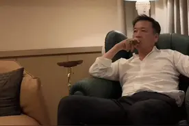 赖文峰近照：抽雪茄喝5万元的酒有点落寞，现任妻子比他小23岁图片