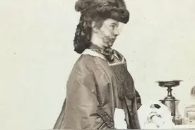 1862年，摄影技术刚发明20年，25岁茜茜公主就拍了一组美美的写真图片