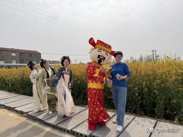 云梦县胡金店镇：花海遇国风 财神送好运