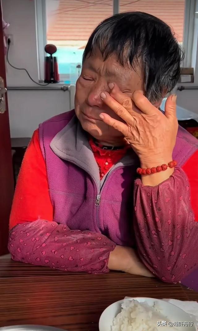 央视曝光！软件远程操控手机，卡内余额全被转走，老人防不胜防！