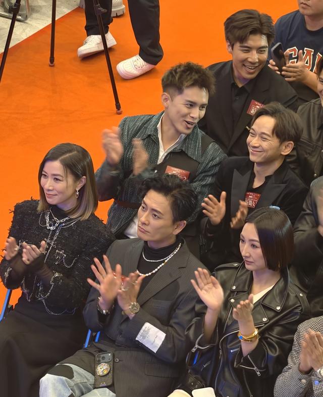 《新闻女王2》活动，张家妍缺席飞爷如此年轻，家嫂刘艳太漂亮了