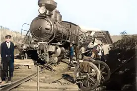 1904年，俄国人拍摄的哈尔滨旧影：出轨的火车头，年少的小母亲图片