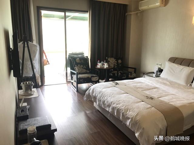 130 元睡山顶帐篷！酒店涨价三倍却空着，游客为啥偏要遭这罪？