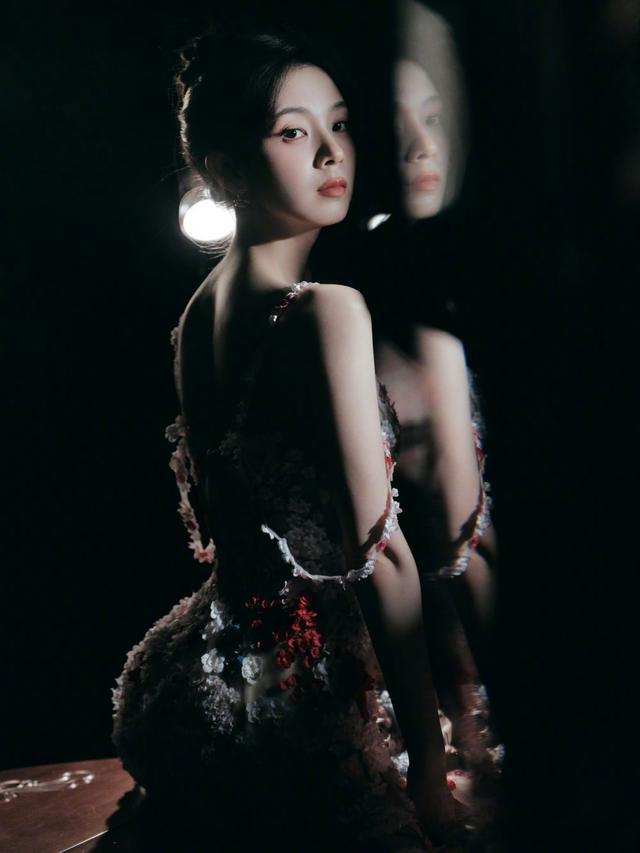 身穿花裙 风情万种的陈瑶