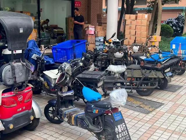 最新资讯-吵吵吵！快递站开进上海一小区，天天运货噪声不竭，数百户居民不胜其扰(4)