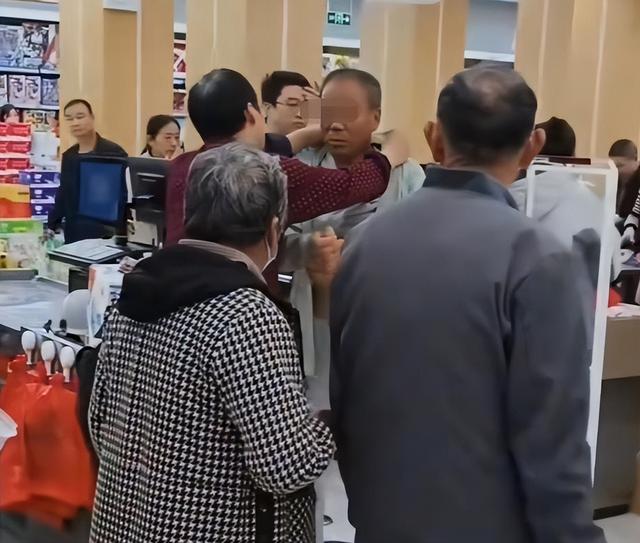 老人超市脱衣证清白后续：警方通报双方和解，超市老板身份被扒