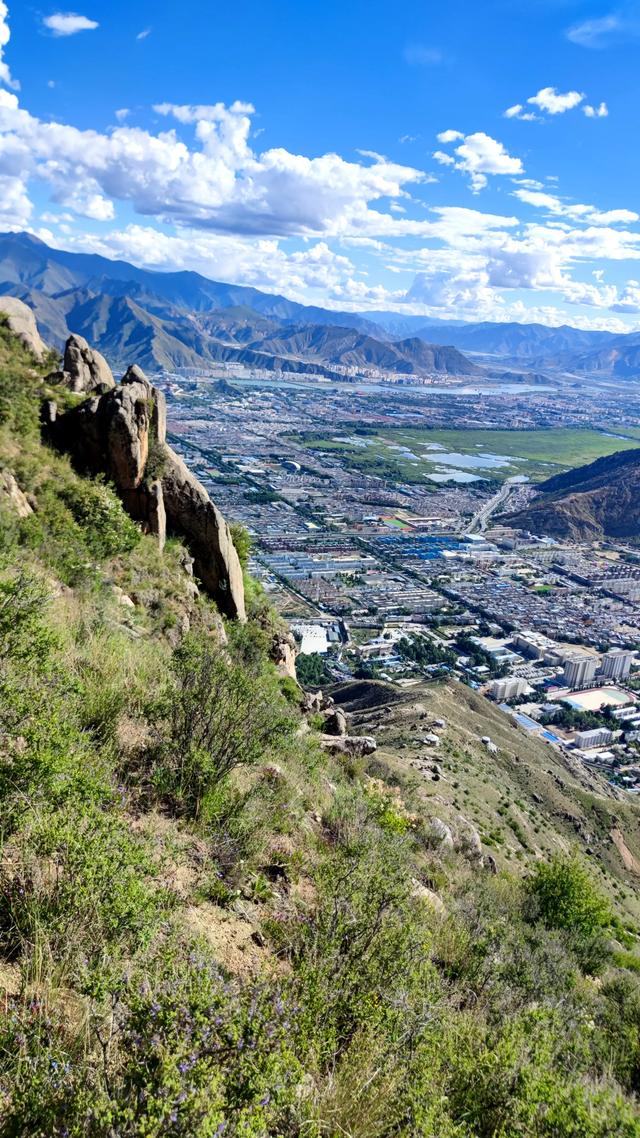 两登拉萨色拉寺后山，上升600米，山顶海拔4200米，经幡飘扬