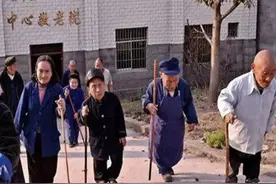四川“矮人村”，村内中老年人并非侏儒症，但却身高均不足1米图片
