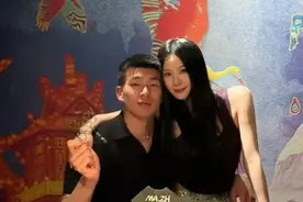 范志毅爱女为27岁申花门神庆生 幸福坐其大腿上 两人已订婚10个月图片