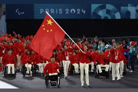 巴黎再次飘起中国红，一起为284名中国残奥运动员加油！图片