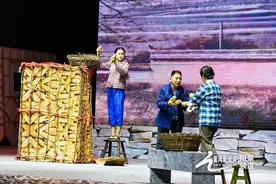 阳泉：“草根演员”情暖山城 本土舞台剧引爆观演热潮图片