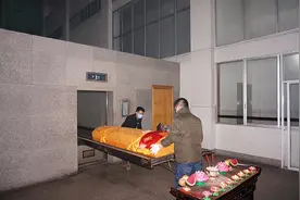 接尸人王亮，一年里接送2000位逝者，直言：越干越害怕，活着真好图片