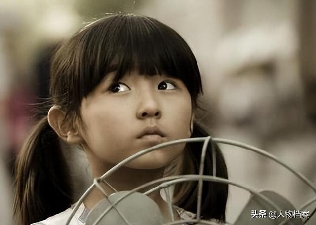 张子枫丝巾裹胸，曝浑身伤痕胸前	、手臂都有，才懂成龙话的含金量