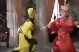 孙悟空骑摩托车，《甄嬛传》变枪战片……这类短视频最近火爆全网，一打开就停不下来？图片