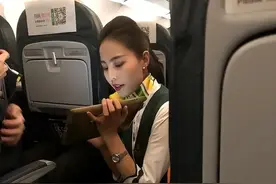 飞机头等舱里空姐半跪服务，我说，先站起来！！图片