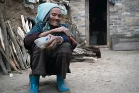 老人的生活，还真不如一只狗，看看我村95岁老太太的平常生活图片