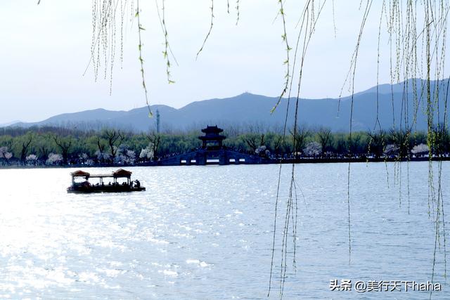 颐和美景三月天，柳丝垂岸水含烟