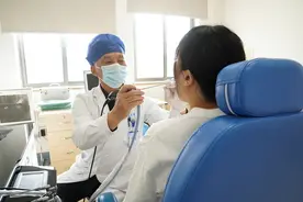 咳嗽吐出结石，病因竟出在扁桃体上图片