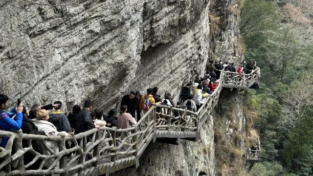 雁荡山景区电梯即将投用！“隐身山石”，20余秒直达卧龙谷玻璃栈道