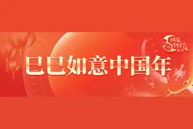 春节期间，10岁小志愿者和妈妈接力讲解图片