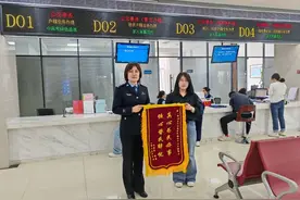 柳林公安：户籍窗口解民忧 暖心服务获锦旗图片