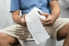 有一种便血是肠癌的预警，多数人察觉就到晚期，便血的人别大意了图片