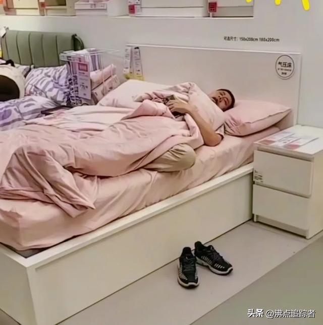 武汉宜家“蹭空调大军”躺睡避暑？ 商家：多次劝说但无动于衷！