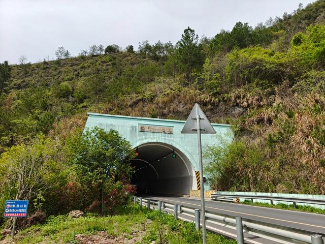 仙居县圳口龙潭坑，鲫鱼洞未识庐山真面目，鹅冠头印记十三都水库