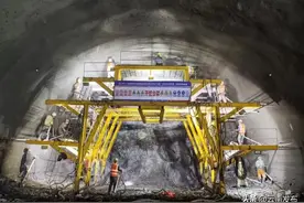 冲刺最后300米！渝昆高铁那寨箐隧道关键线路提前贯通图片