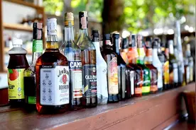 烟瘾、酒瘾、色瘾，谁对寿命影响最大？想要长寿，应该先戒哪种图片