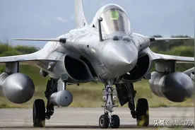 印军犯战术错误：拿“阵风”当轰炸机用，蒙着眼给歼-10CE送人头图片