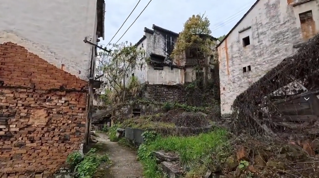 安徽令人生畏的百年古村，上千村民一夜撤离，无人居住却摆满棺材