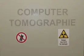 为何核磁共振门如此厚重？揭秘医院里那些危险标识的真相图片