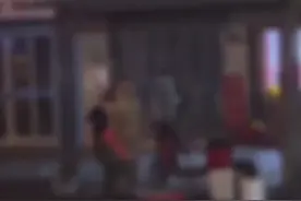 武汉店员当街烫死怀孕流浪狗后续，店面被曝光，爱狗人士聚集抗议图片