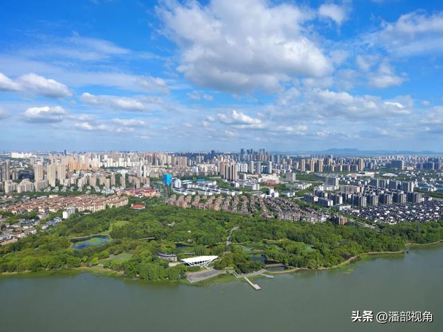 蓝天白云下的无锡蠡湖，浪漫如诗，心随浪逐，梦与湖共舞。