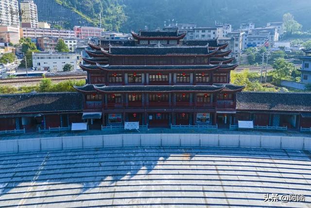 铜仁民族风情园近况比较尴尬,亲测罕有人至,游客还没工作人员多