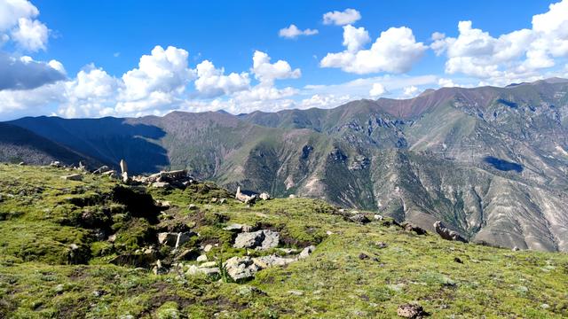 爬拉萨哲蚌寺后山，从海拔3600米到山顶5300米，上下20公里
