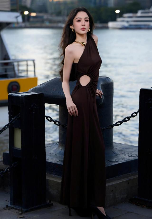 娜扎深棕裙配金饰，初看冷艳细看媚，反差风情迷住人