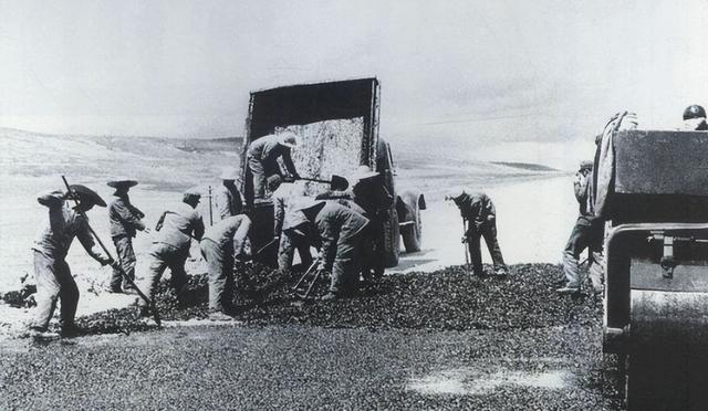 雪域天路奇迹，1200 公里青藏公路，只用 7 个月零 4 天被 “砸” 出来了